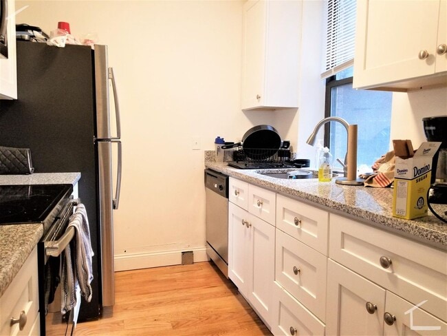 Building Photo - No Brokers Fee, New Kitchen appliances, Central Location, Laundry is on a Site