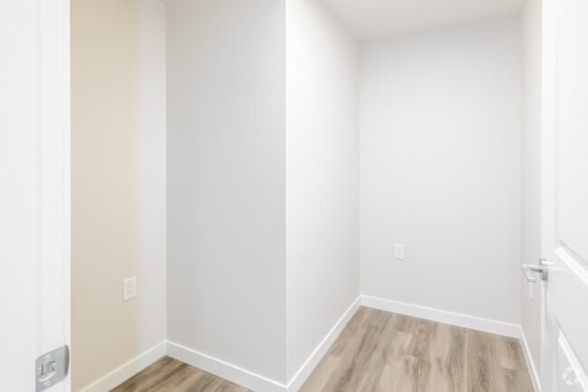 2BR, 2BA + Flex - 830SF - Flex