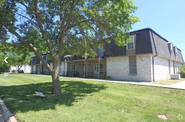 Building Photo - Comfortable 2BR Apartment in SW CoMo Unit 105