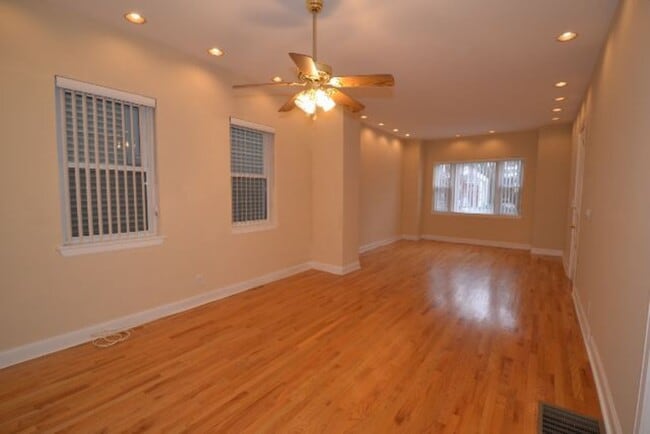 Building Photo - 1446 W School St Unit J05P
