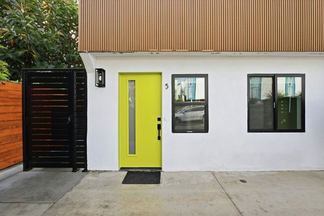 Building Photo - 2735 Broadway-5 Unit 5