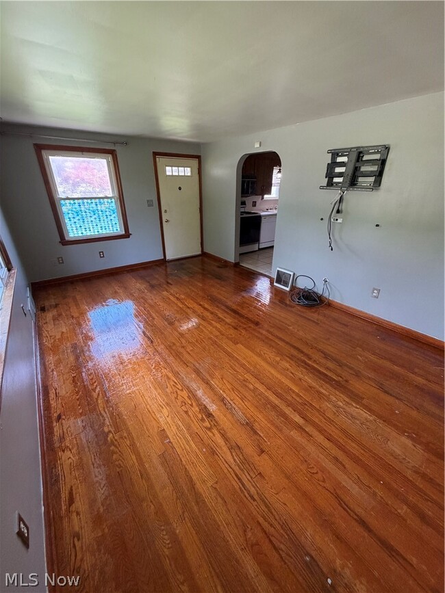 Photo - 994 Lincoln Ave SE