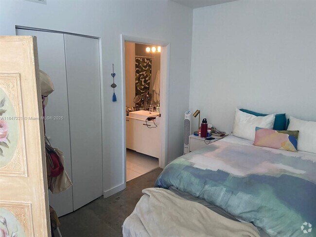Building Photo - 151 SE 1st St Unit PH05 Rental