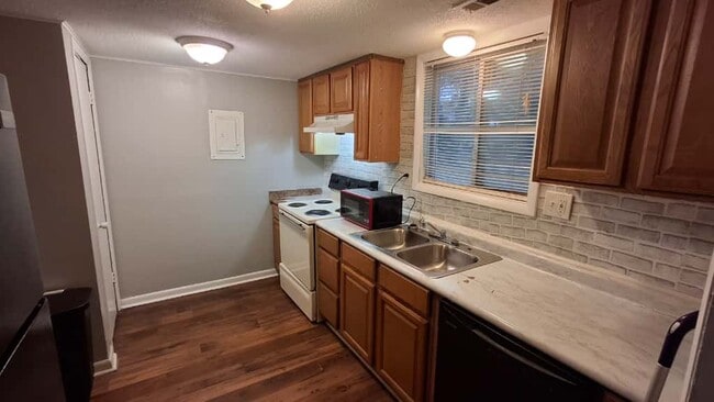 Photo - 2720 Clayton Dr NW