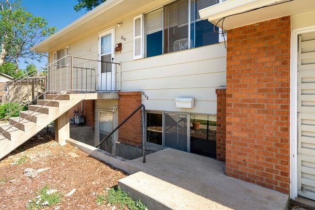 Building Photo - 2108 Applewood Rd Unit 2108 Applewood Rd