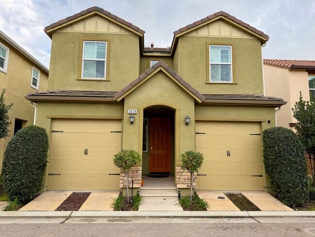 Building Photo - Beautifully Updated 3 Bedroom, 2.5 Bath Home In Clovis