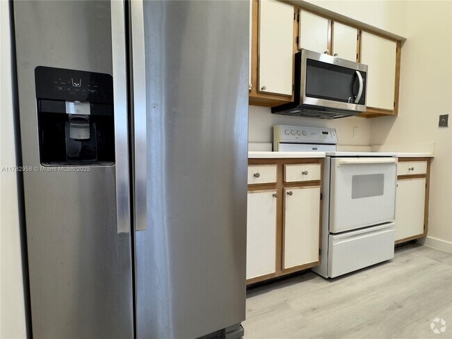 Building Photo - 2880 N Oakland Forest Dr Rental