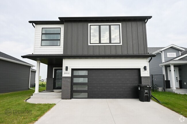 Building Photo - 4 Bed 3 Bath House for Rent!