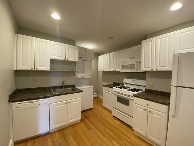 Building Photo - 350 Allston St Unit 3 Rental