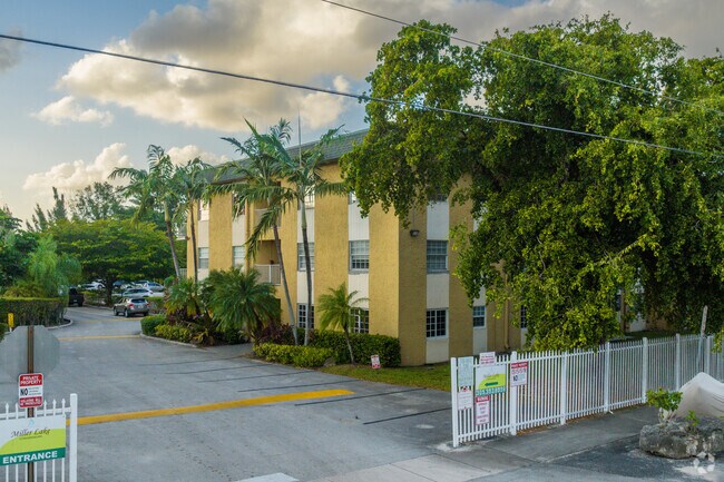 5400-5450 SW 77th Ct - Miller Lake Apartments