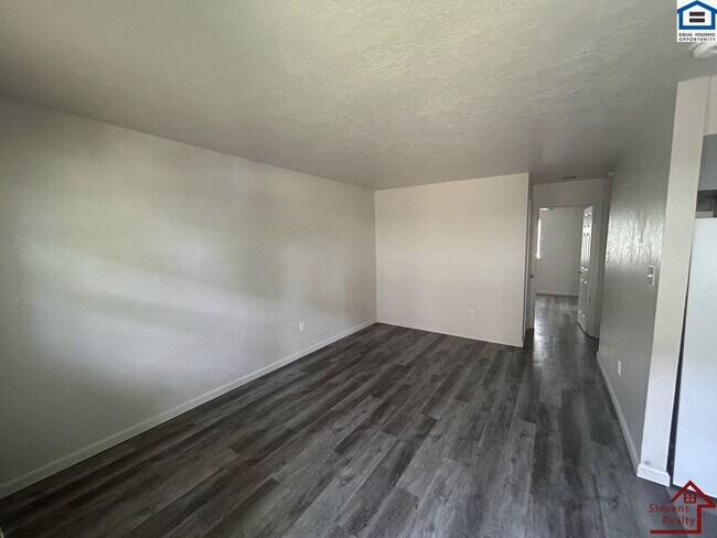 Photo - 1502 NW Kingsbury Ave