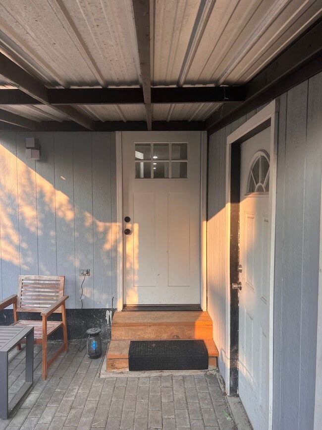 Building Photo - Mt Baker lower unit 2 bed and 1 bath next ... Rental