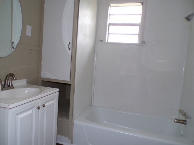 Photo - 900 Center St