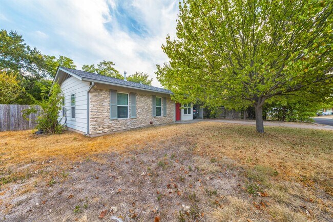 Photo - 205 Chippendale Ave