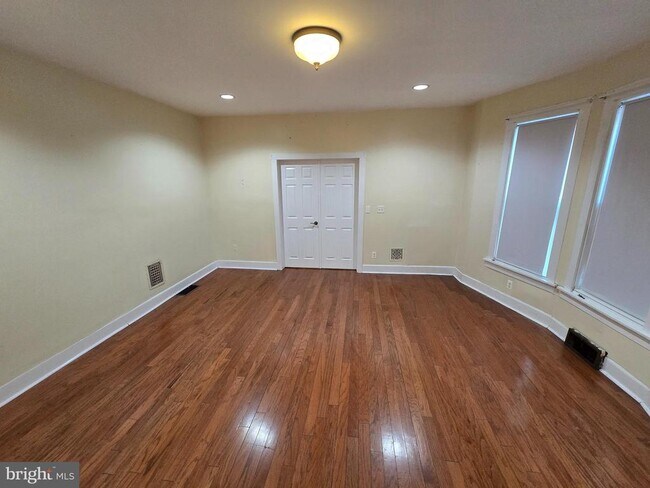 Photo - 147 W Douglass St