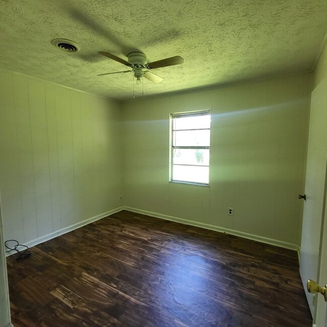 Photo - 302 Larsen St