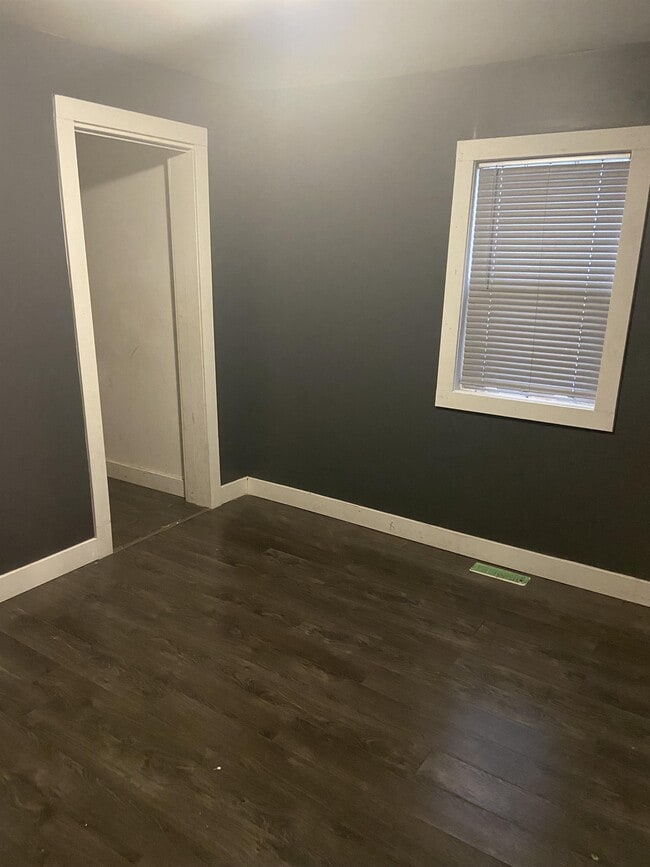 Photo - 106 Avenue M S