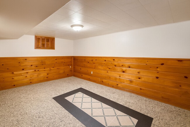 Photo - 404 Thoria Rd