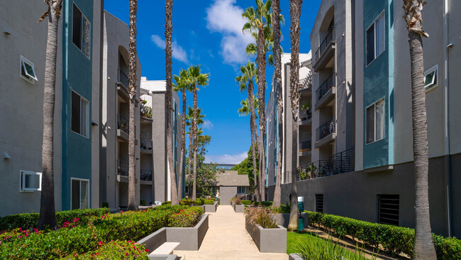 Exterior - Del Mar Ridge Apartments