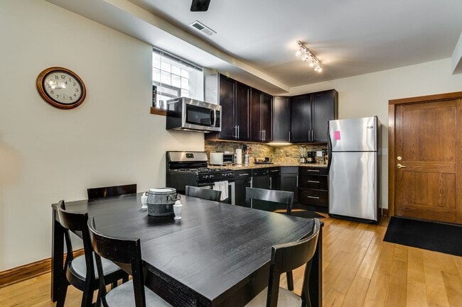 Photo - Bucktown: Fully furnished gorgeous 3 Bed, 2 Bath Condo Unit 0