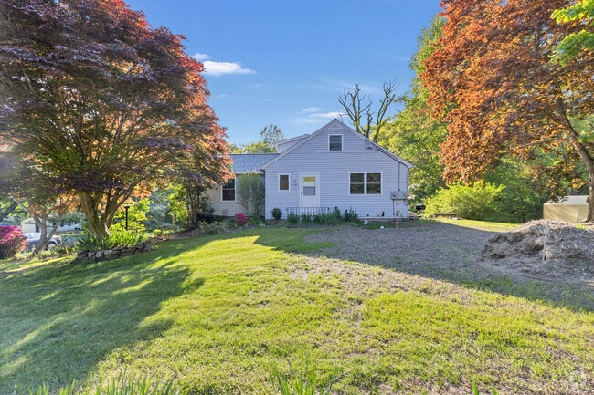 Building Photo - 1552 Norwich-New London Turnpike Unit 2 Rental