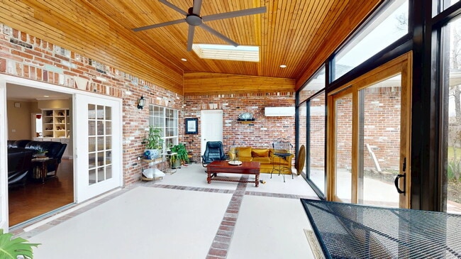 Photo - 904 Belle Arbes St