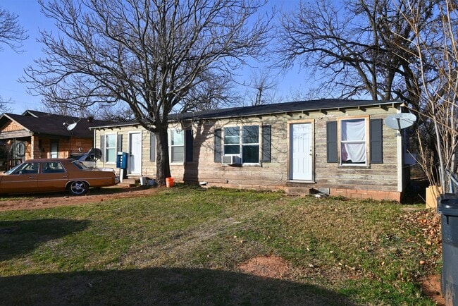 Building Photo - 902 Flood St Unit 1/2