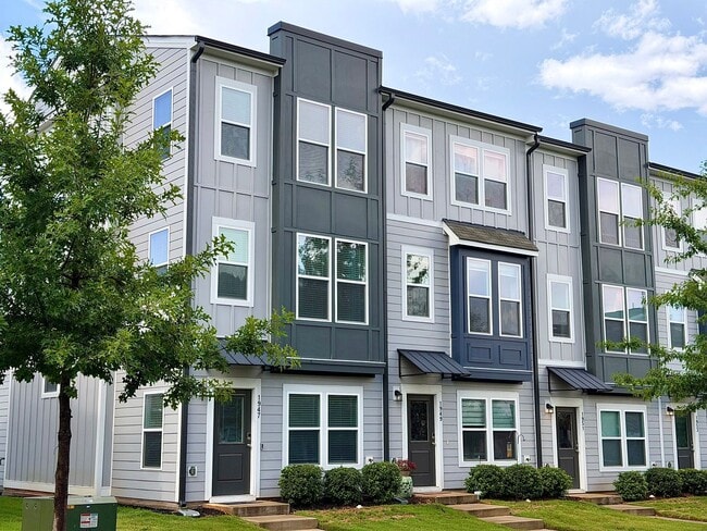 Building Photo - Fully Furnished 2BR/3.5BA Townhome with Garage — Minutes from Downtown Raleigh