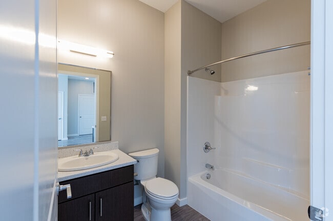 2BR, 2BA - 835SF