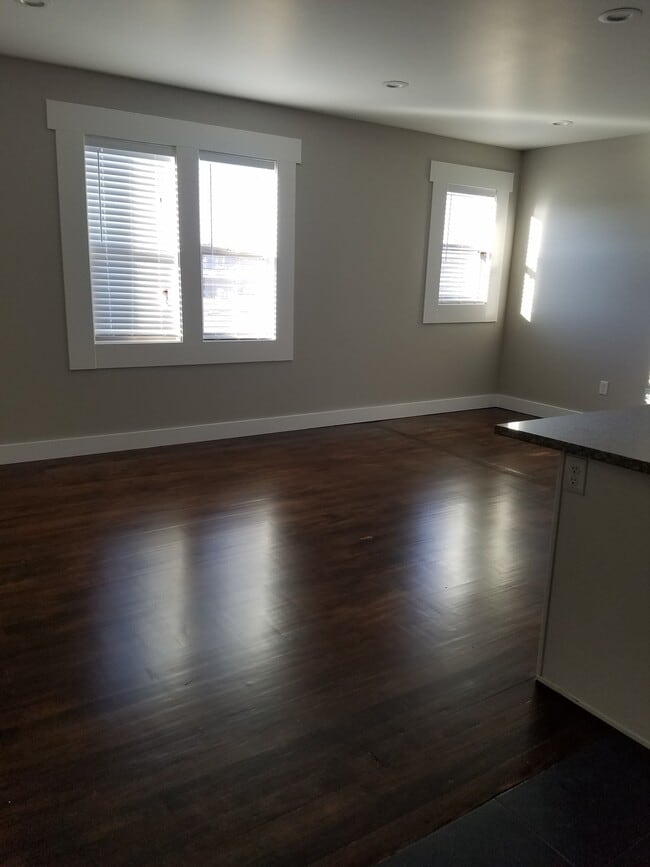 Photo - 702 4th Ave E