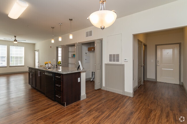 1BR, 1BA - 779SF - Watercourse