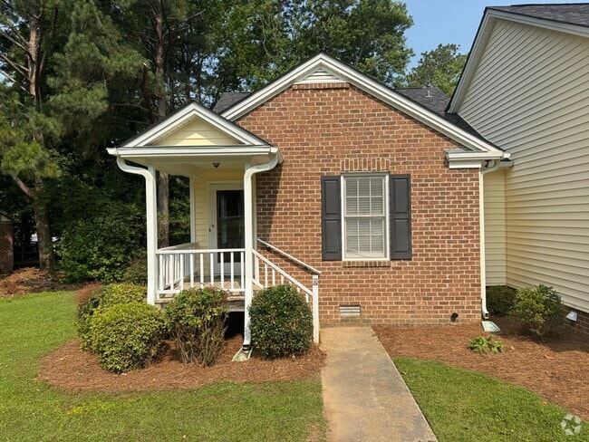 Building Photo - 2 Bedroom / 2 Bath End Unit Townhome in Ce...