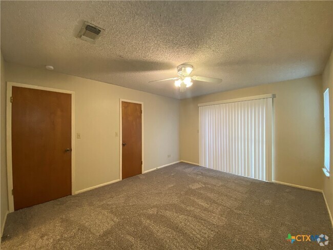 Building Photo - 40 Royal Crest Rental