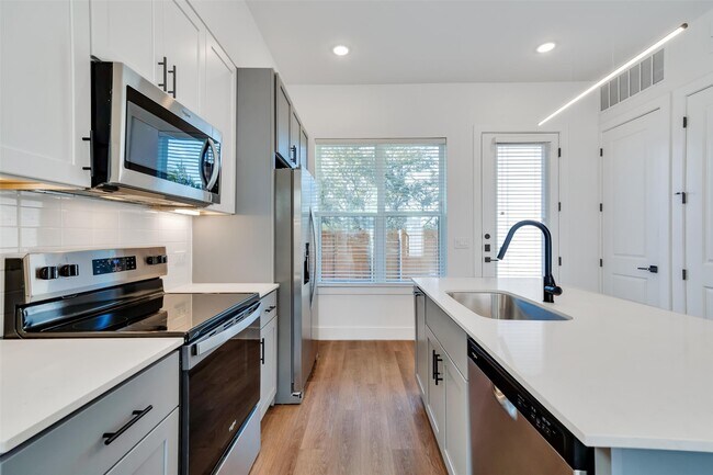 Building Photo - 1601 Mustang Dr