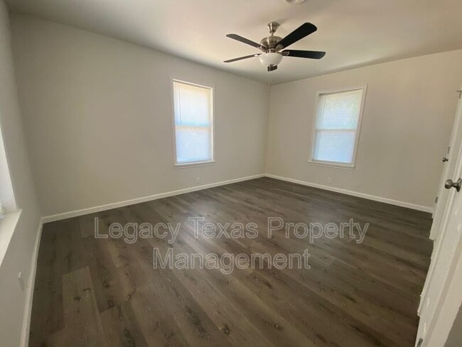 Photo - 211 S Nolan River Rd