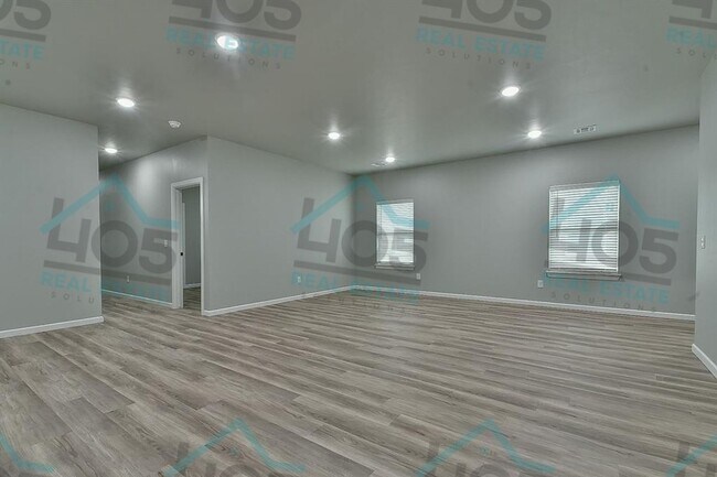 Photo - 2811-2813 Josie Unit 2811 Josie