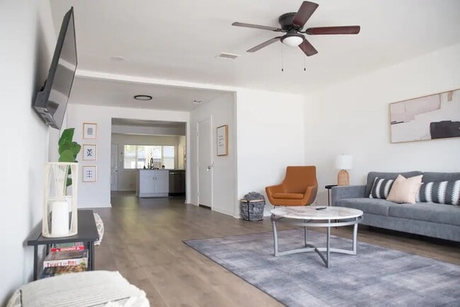 Building Photo - Fully Renovated 2x1 in a fabulous location! Rental