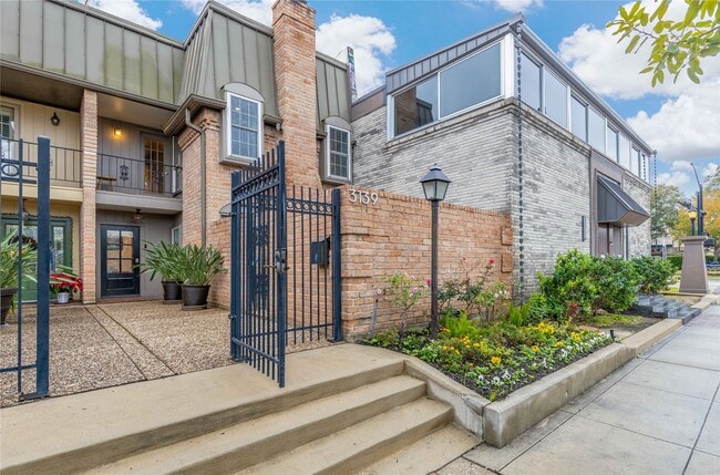 Photo - 3139 Bissonnet St