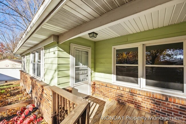 Photo - 945-947 Lancashire Ct SE