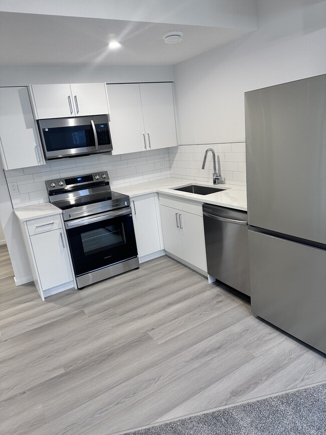 Photo - 7737-174A 174A Ave NW