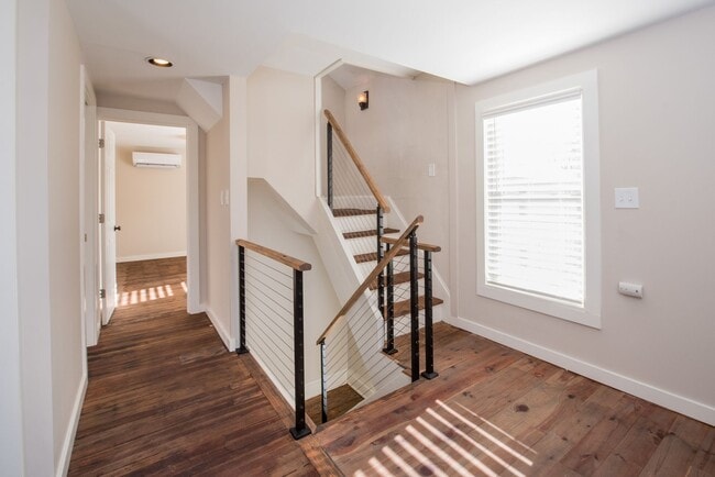 Building Photo - Van Dam Unit 3