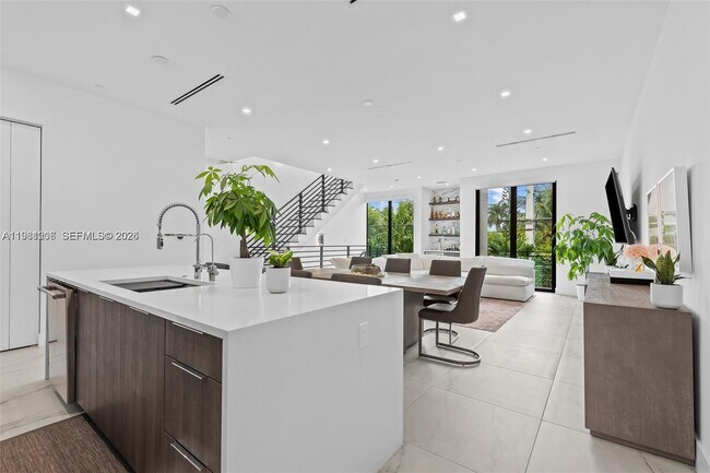 Photo - 1056 N Victoria Park Rd