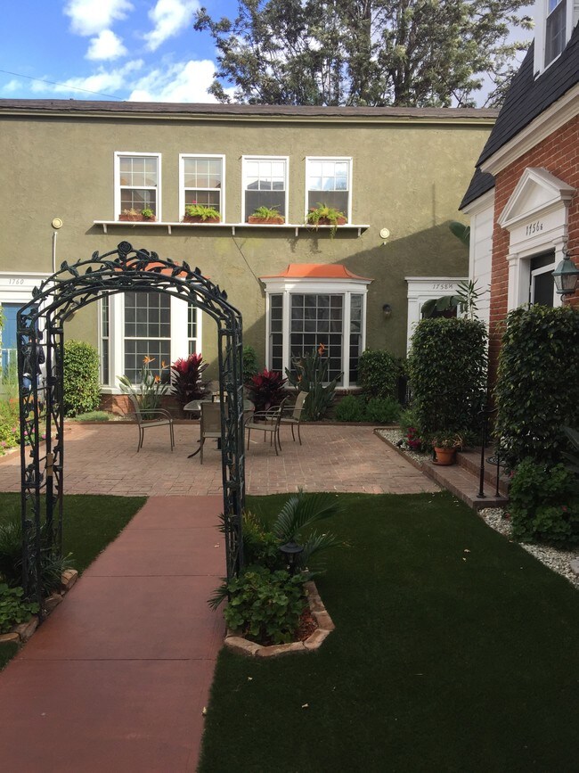 Photo - 1762 N Las Palmas Ave