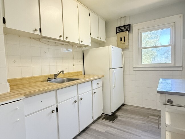 Building Photo - 1650 Goyeau St Unit Upper