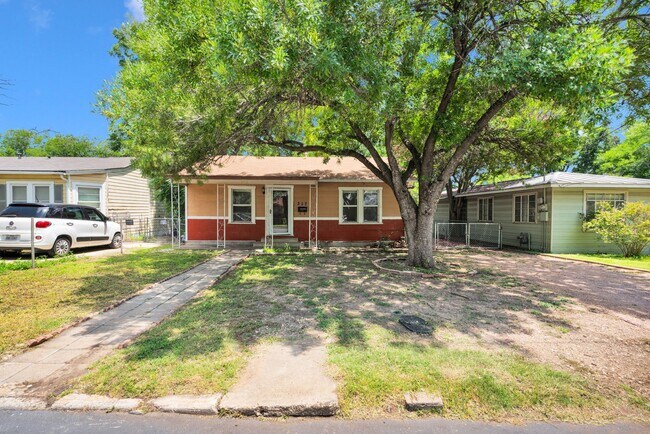 Photo - Cozy 2 Bedroom Home in Downtown San Antonio!