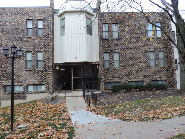 Building Photo - 2275 Country Club Dr Unit 25