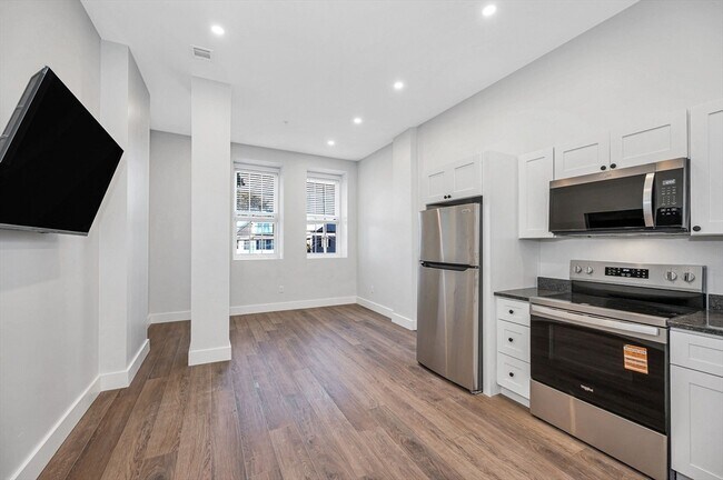 Photo - 241 W 6th St Unit 102