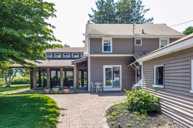 Photo - 116 Overshore Dr E