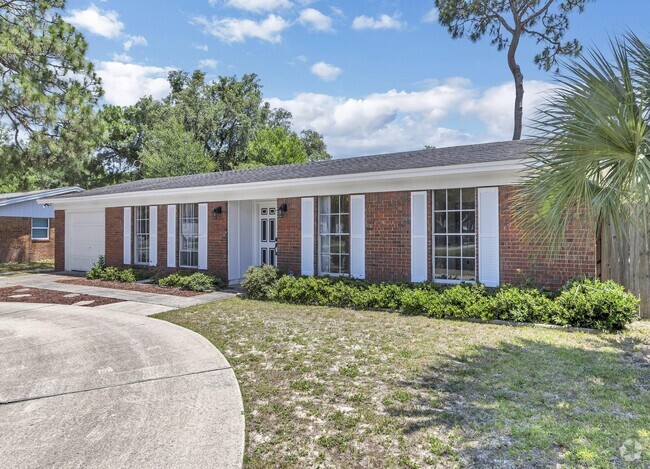 Building Photo - 702 Mayflower Ave Rental