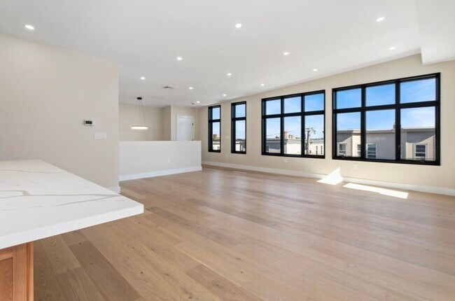 Photo - 57 Bellingham Ave Unidad 2